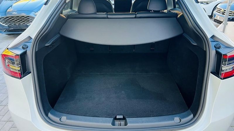 Tesla Model Y (2022) LR AWD Berlin Záruka SoH 93,4% - fotka 19 z 57
