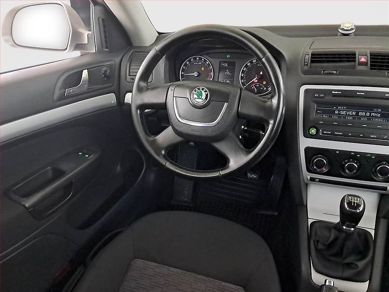Škoda Octavia (2009) Ambiente 1.9 TDI, nová STK - fotka 7 z 16