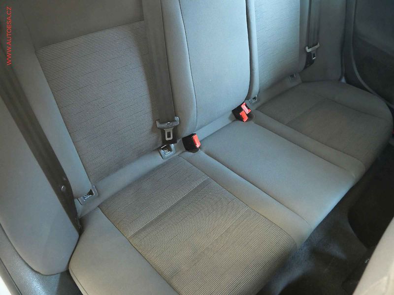 Volkswagen Golf (2004) 1.6i, 2.maj,ČR, AC, STK6/28 - fotka 12 z 17