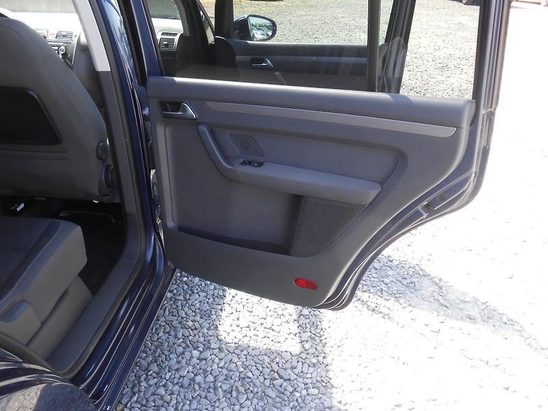 Volkswagen Touran 1.6TDi, NAVI,7Míst!!! - fotka 19 z 43