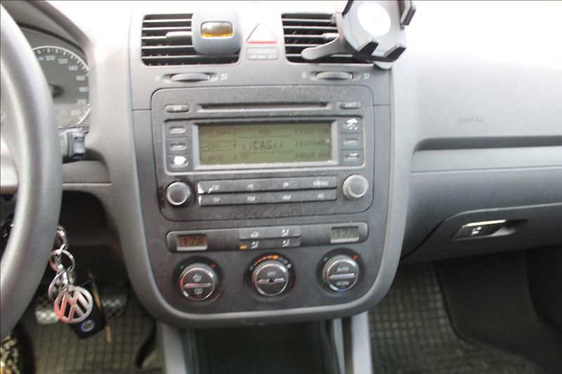Volkswagen Golf 1,4 i  DIG. KLIMA, ČR - fotka 16 z 22