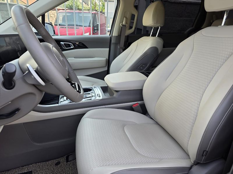Kia Carnival (2024) 1.6-HEV-AUTOMAT-6+3MÍSTA - fotka 29 z 34