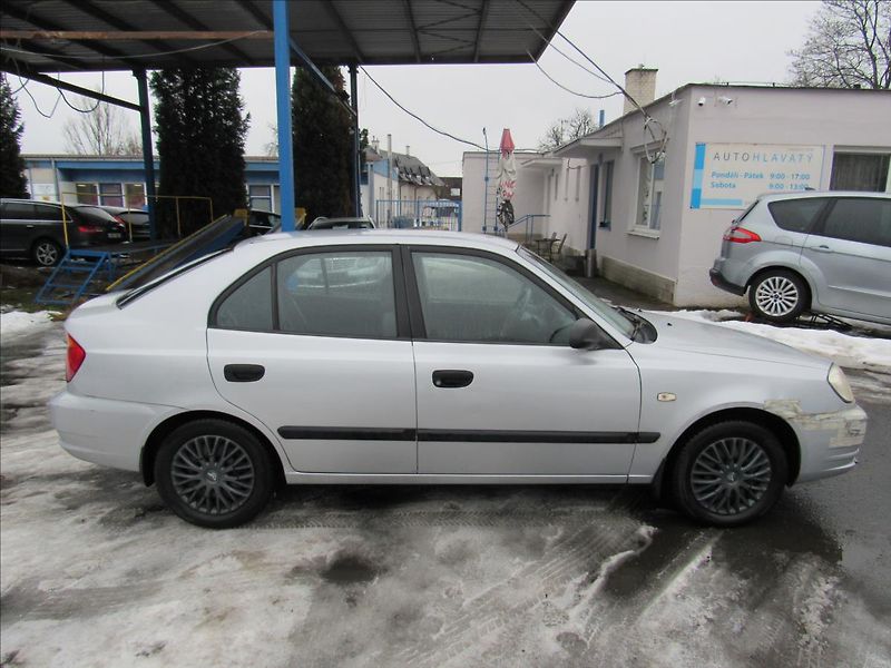 Hyundai Accent 1,3 63kW - fotka 8 z 23