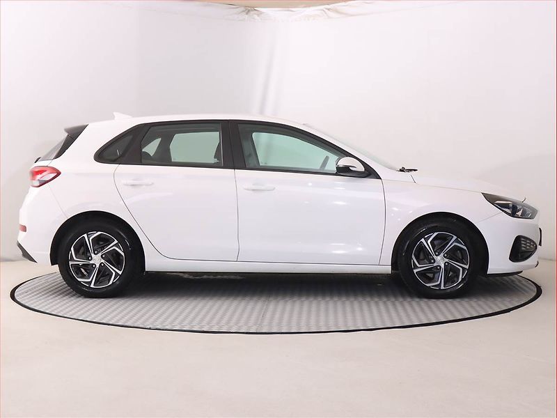 Hyundai i30 (2022) Comfort 1.5 DPI, Serv.kniha - fotka 6 z 18