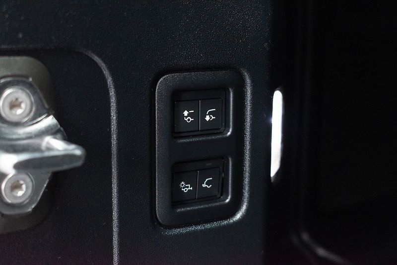 Land Rover Defender 110 D300 SE *ZÁRUKA*TAŽNÉ*ČR* - fotka 43 z 55