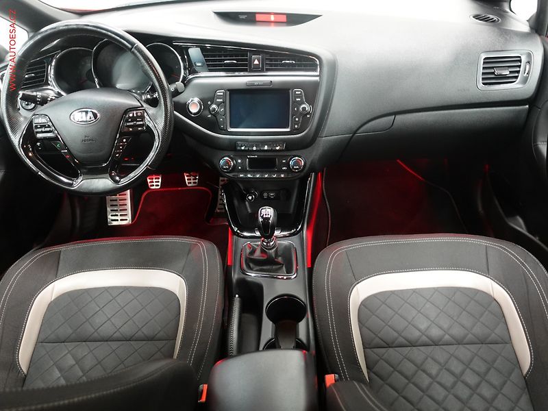 Kia Ceed (2016) 1.6 CRDi, 1.maj,ČR, servis - fotka 8 z 22