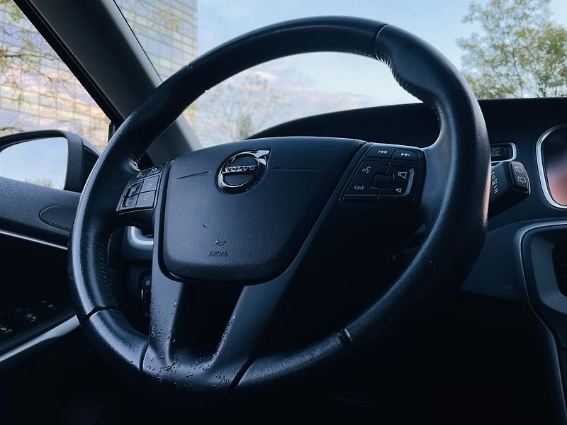 Volvo V40 2.0i MANUÁL 1.MAJITEL SENZORY - fotka 36 z 41