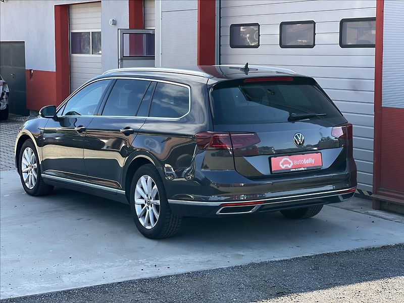 Volkswagen Passat 2,0 TDi DSG ELEGANCE MATRIX - fotka 3 z 32