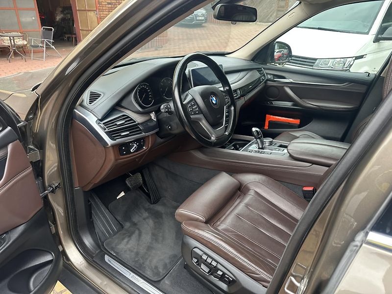 BMW X5 x DRIVE 30D - fotka 13 z 28