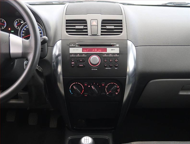 Suzuki SX4 (2013) 1.6 VVT, Serv.kniha - fotka 12 z 15