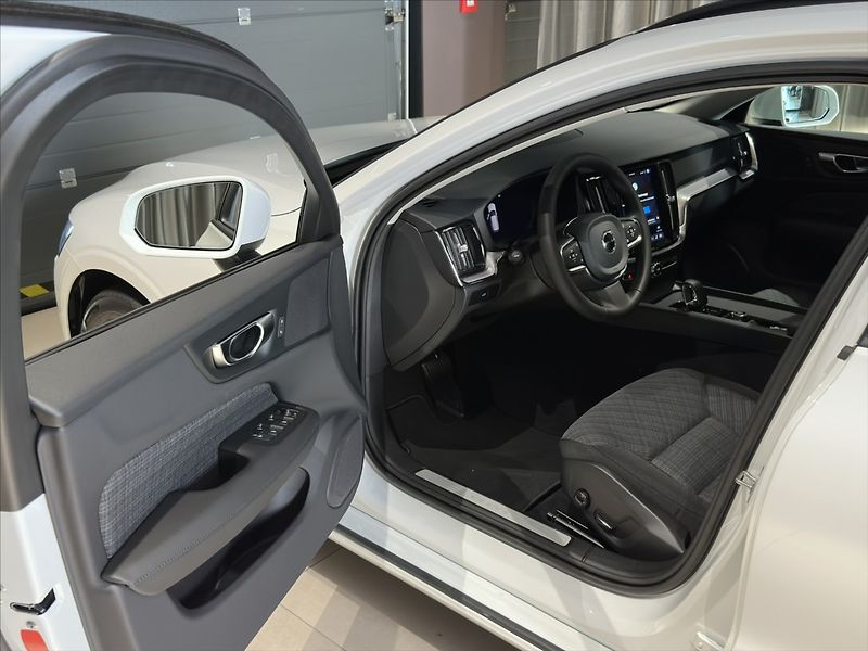 Volvo V60 (2026) 2,0 B4  Core - fotka 10 z 38
