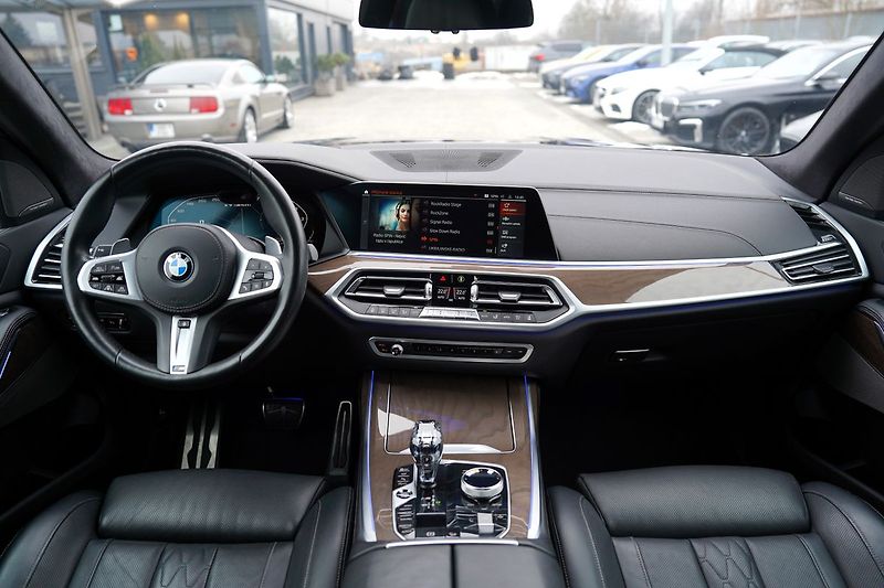 BMW X7 M50i xDrive/AT9/22/ČR/530 PS - fotka 28 z 49