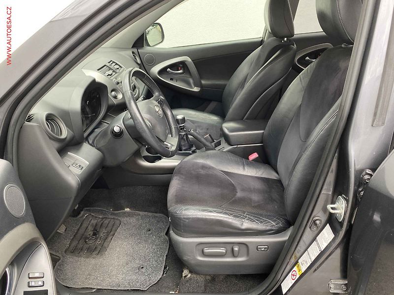 Toyota RAV4 (2010) 2.2D-4D 4x4, AC, výhřev sed. - fotka 9 z 19