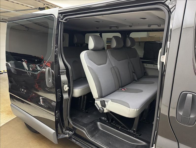 Opel Vivaro 2,5 107kW 9MÍST AC TAŽNÉ 1.MAJ - fotka 21 z 30