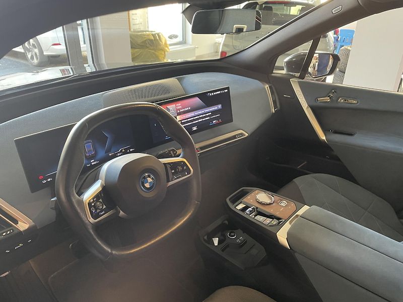 BMW iX (2022) XDrive 40 - fotka 12 z 30