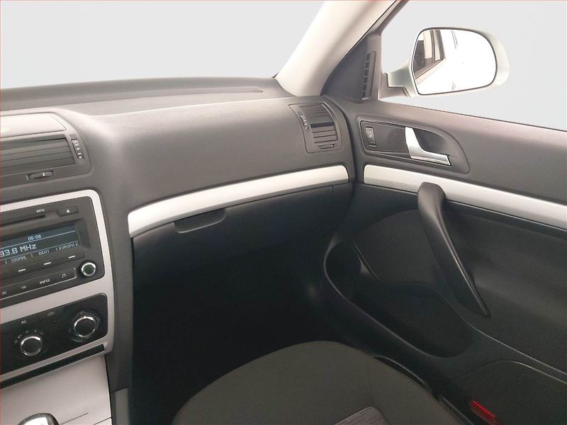 Škoda Octavia (2010) Ambiente 1.2 TSI, Serv.kniha - fotka 8 z 19