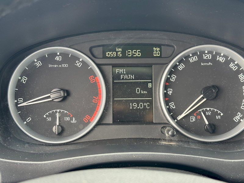 Škoda Fabia (2009) Elegance Edition Combi 1.4 MPI - fotka 12 z 24