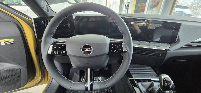 Opel Astra Edition HB 1.2 TURBO (96kW/130 - fotka 13 z 32