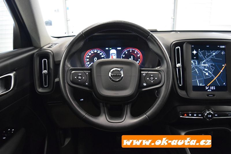 Volvo XC40 T2 MOMENTUM AUTOMAT-DPH - fotka 26 z 50