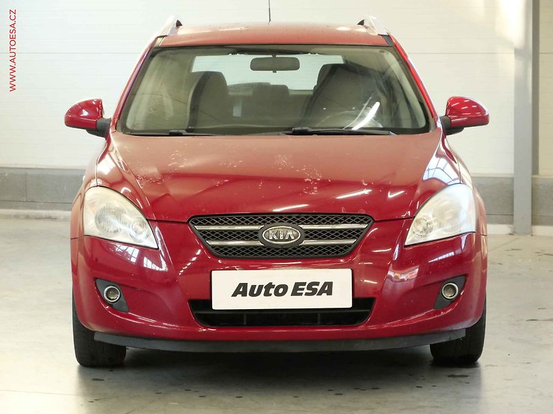 Toyota Auris (2010) 1.6VVTI, ČR, autoAC - fotka 2 z 19
