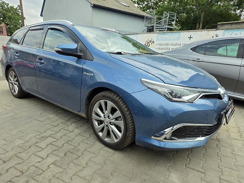 Toyota Auris 1.8-HYBRID-1. MAJ.-AUTOMAT - fotka 4 z 13