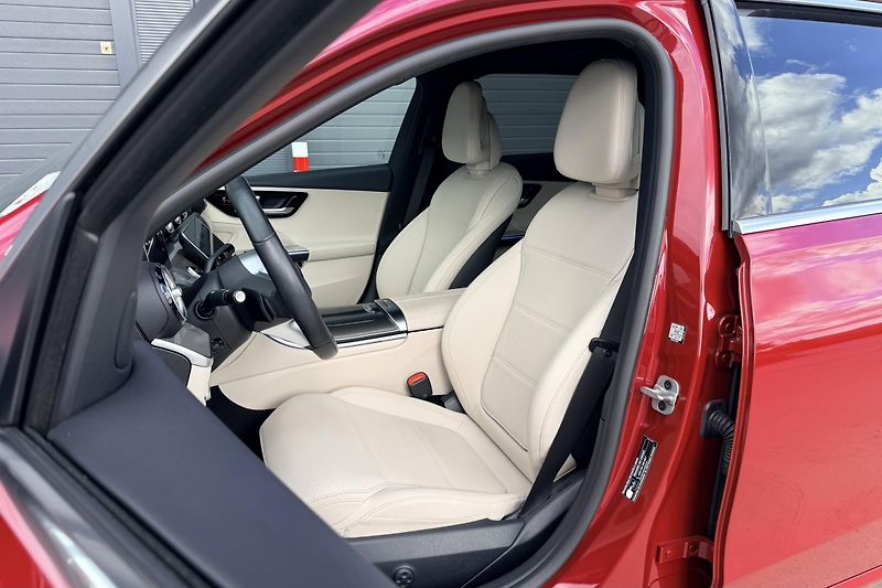 Mercedes-Benz Třídy C (2024) C 300 de 4Matic EQ - fotka 29 z 100