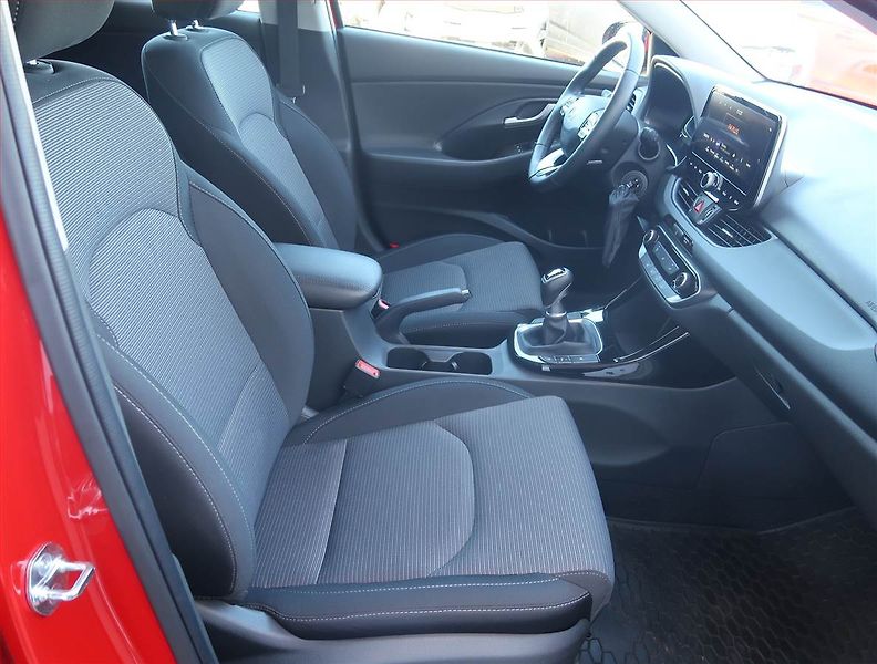 Hyundai i30 (2025) 1.0 T-GDI - fotka 9 z 16