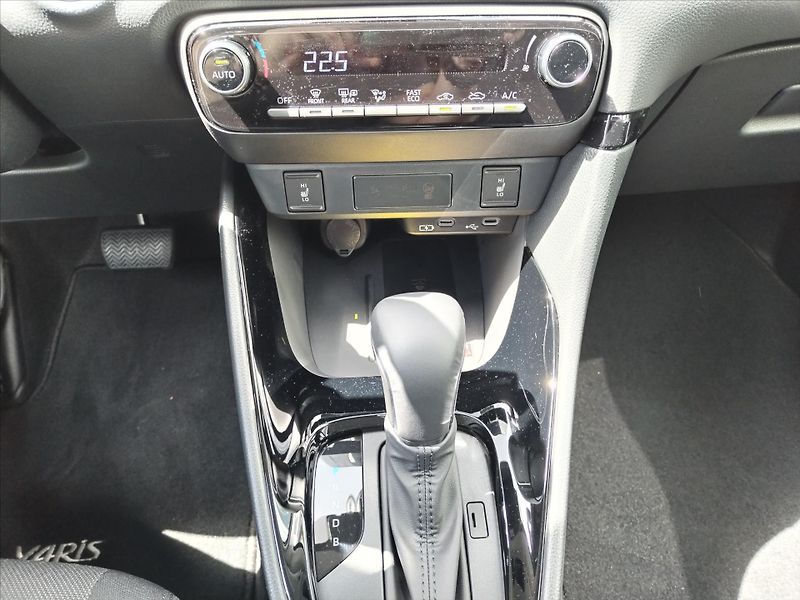 Toyota Yaris 1.5 HYBRID e-CVT  STYLE 116 k - fotka 8 z 14