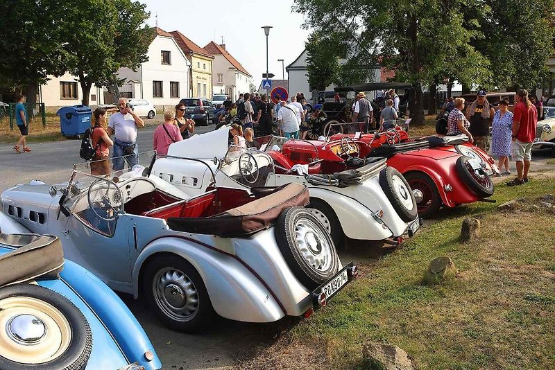 Krása a elegance starých strojů na veteránské vyjížďce plzeňského Veteran Car Clubu v Radobyčicích.