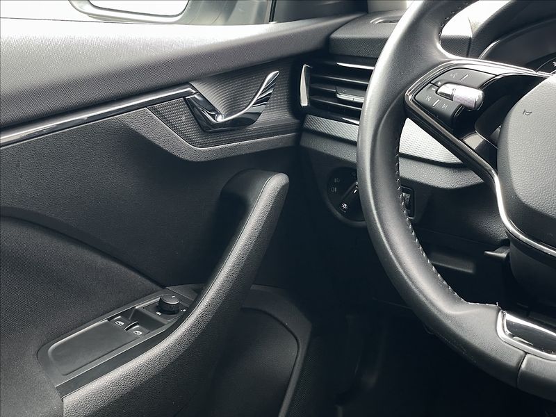 Škoda Scala 1,0 TSI Ambition Plus LED+PDC - fotka 15 z 24