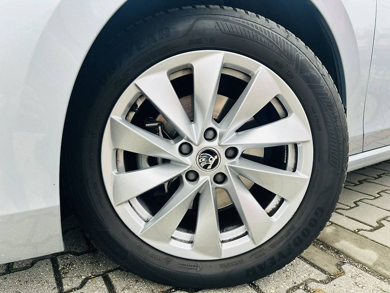 Škoda Superb Combi Selection 2,0TDI 110kW D - fotka 33 z 34