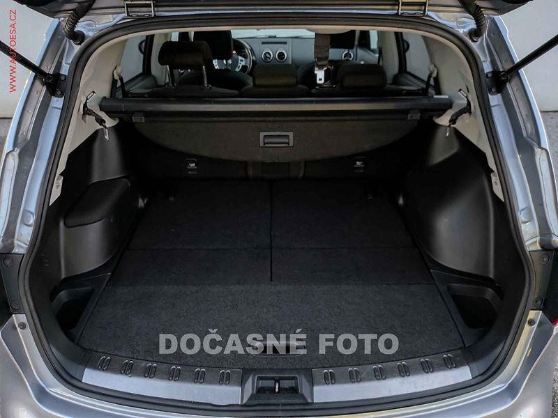 Nissan Qashqai (2012) 2.0i +2, Panorama, navi - fotka 7 z 11