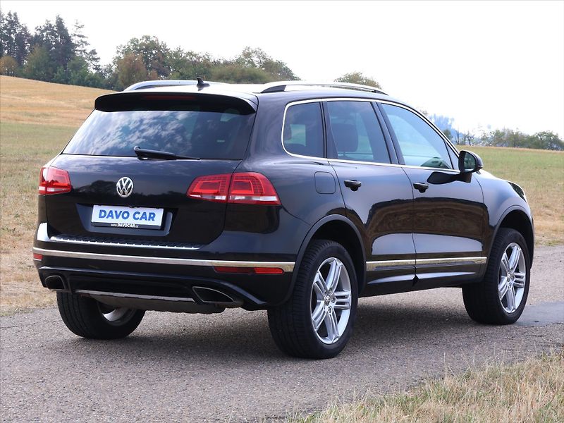 Volkswagen Touareg 3,0 TDI V6 DSG R-LINE CZ 4M - fotka 7 z 29