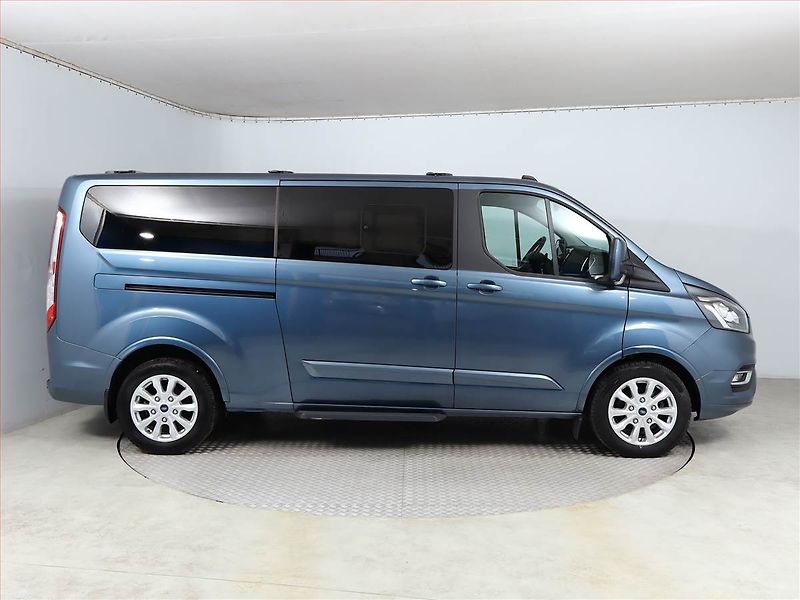 Ford Tourneo Custom (2023) Titanium 2.0 EcoBlue, ČR, 1Maj - fotka 6 z 17