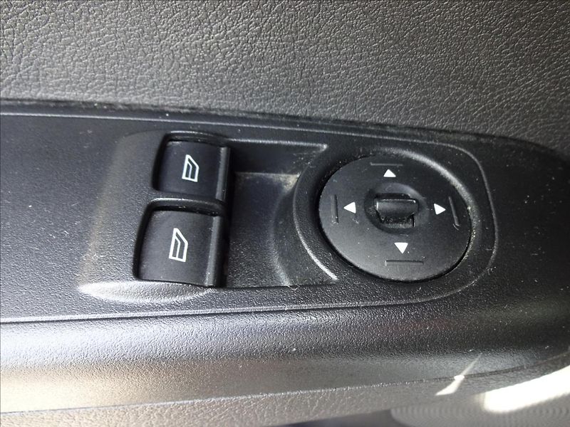 Ford Tourneo Courier 1.5 TDCI - fotka 18 z 44