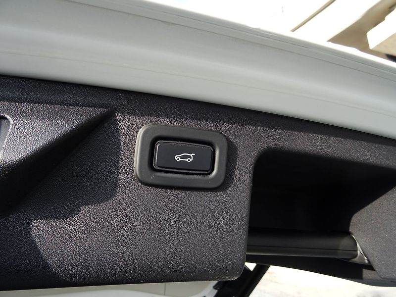 Land Rover Discovery Sport 2.0 D150 S AWD A/T Kamera DPH - fotka 26 z 33