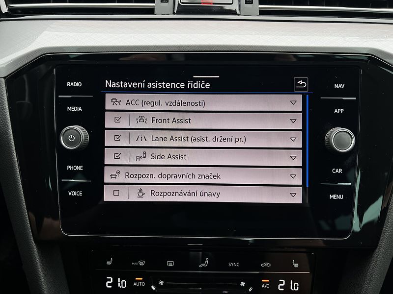 Volkswagen Passat 2.0TDI DSG 110kW Business DPH - fotka 19 z 27