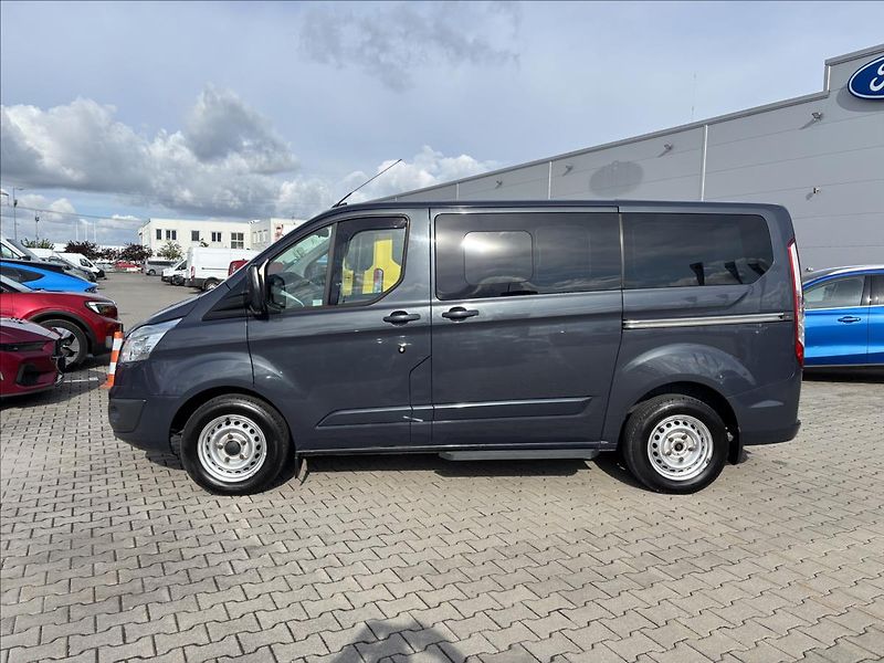 Ford Tourneo Custom 2,2 TDCi 92kW L1 - fotka 2 z 34