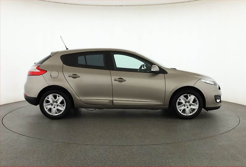 Renault Mégane (2013) 1.6 16V, Tempomat - fotka 6 z 13