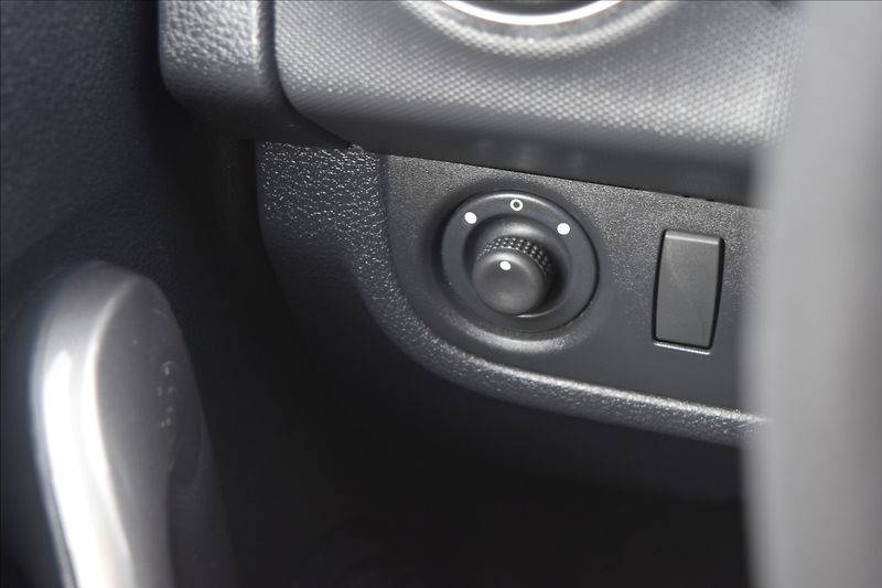 Dacia Sandero 1,2 i 55KW PO SERVISE - fotka 27 z 39