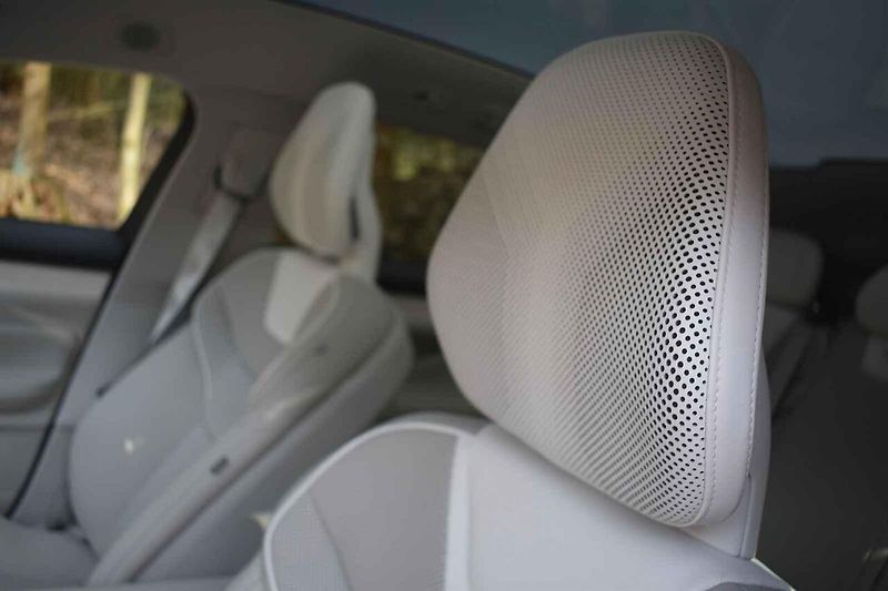 Nové Volvo ES 90 jsme projížděli ve středních Čechách.