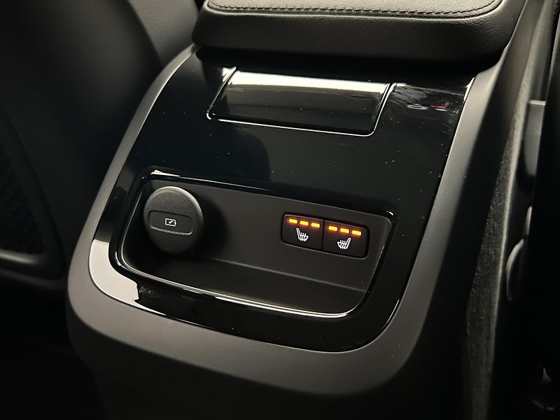 Volvo V90 T6 AWD RECHARGE DARK PLUS - fotka 20 z 46
