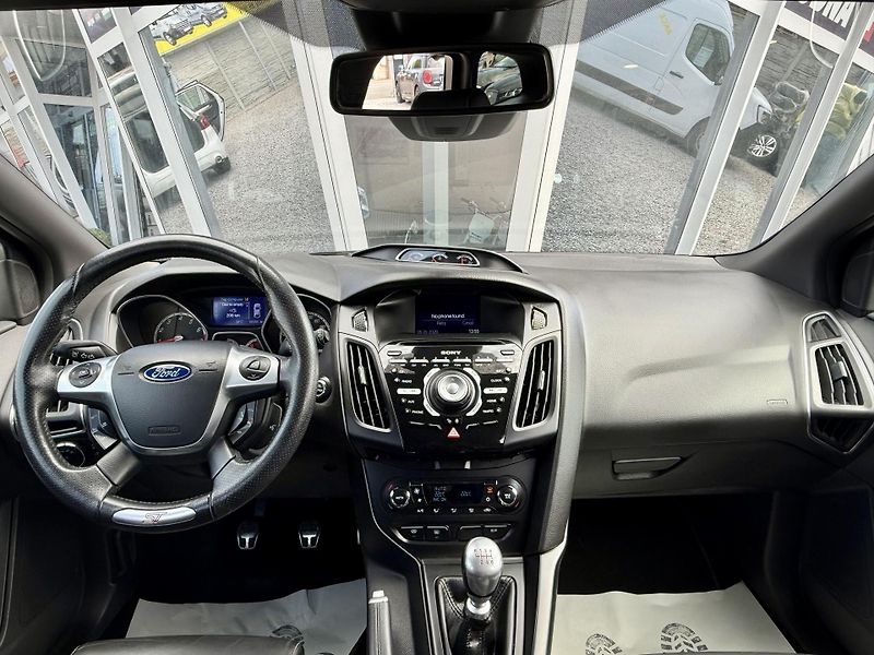 Ford Focus 2,0i 184kW EcoB SCTI ST - fotka 30 z 45