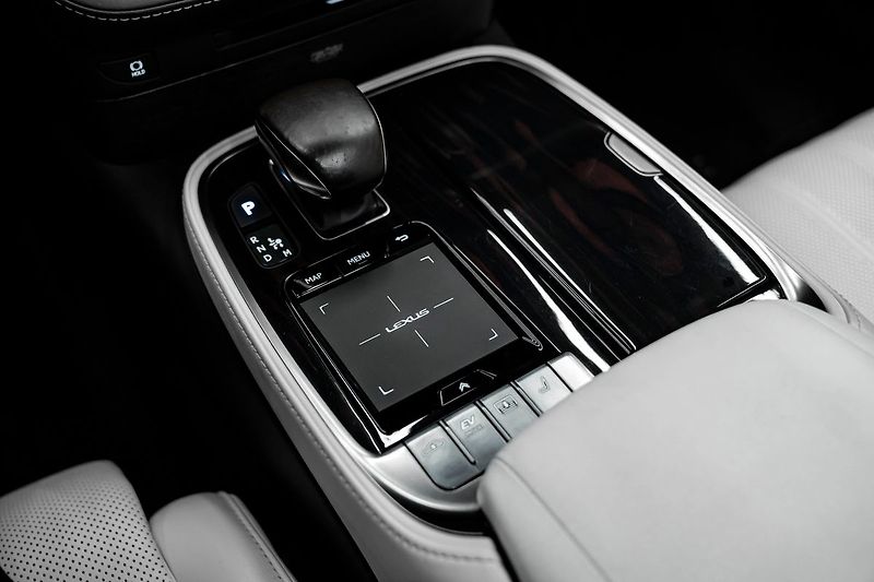 Lexus LS 500 H - fotka 16 z 30