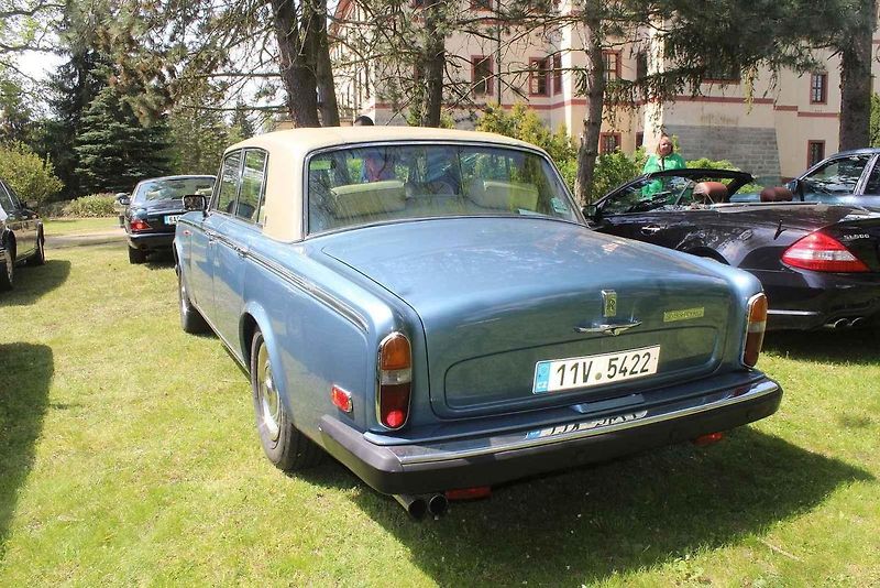 Luxusní vozy se v sobotu 4. května sjely na zámek do Lnář. Převládala auta značky Rolls-Royce.