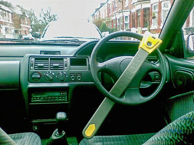 Mechanický zámek volantu představuje další překážku pro pachatele. Stoprocentní ochranu před krádeží však neslibuje., zdroj: Mike Peel (www.mikepeel.net) / Wikimedia Commons. Licence: CC BY-SA 4.0
