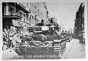 Dobová pohlednice se snímkem z přehlídky Československé samostatné obrněné brigády v Praze v roce 1945.