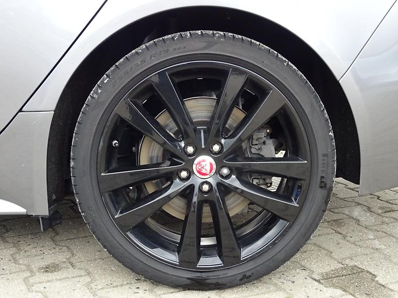 Jaguar XE D180 R - Dynamic SE - fotka 45 z 47