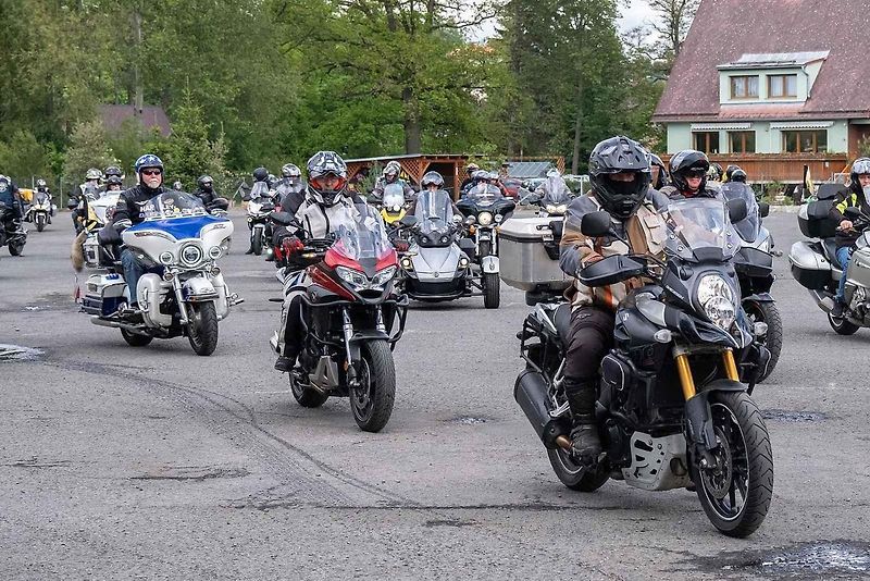 Motorkáři se sjeli na žehnání v bazilice v Jablonném.