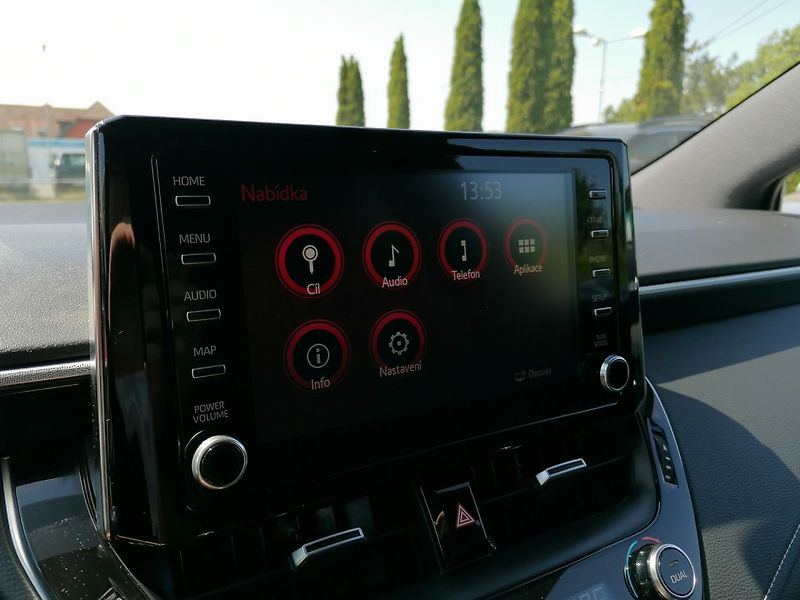 Toyota Corolla (2021) 2.0 Hybrid Style 112kW - fotka 16 z 30